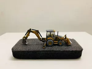 Cat 450E Backhoe Loader Muddy Edition 1:87 Ho Scale By Diecast Masters 85263 - Picture 1 of 6