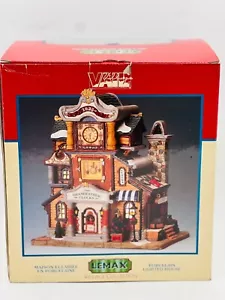 Lemax Weihnachtsdorf Jacque's Grandfather Clocks beleuchtetes Haus 45026 | 2004 - Bild 1 von 3