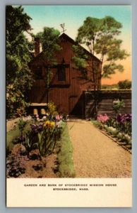 Postal Albertype coloreada a mano Jardín y Granero de Stockbridge Casa de la Misión MASA - Imagen 1 de 2