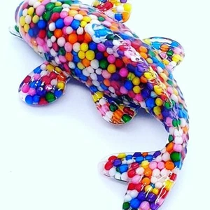 BROCHE ÚNICO CARAMELO KOI pescado ARCO IRIS carpa SUERTE hecha a mano INSIGNIA espolvorea RESINA - Imagen 1 de 1