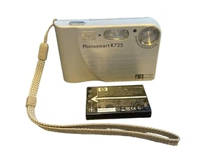 HP PhotoSmart R827 7.2 MP Digital Compact Camera - Silver - Picture 1 of 8