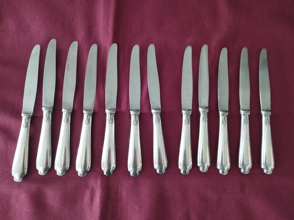 12 couteaux de table en métal argenté Christofle alfénide modèle pompadour - Photo 1/4