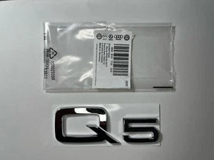 STEMMA TARGHETTA SCRITTA LOGO FREGIO BAULE POSTERIORE AUDI Q5 CROMATO - Zdjęcie 1 z 3