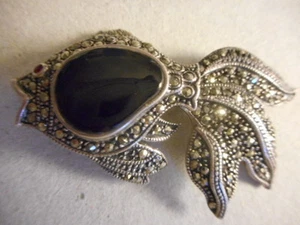 VERY NICE VINTAGE STERLING SILVER ONYX MARCASITE ARTICULATED KOI FISH PIN - Picture 1 of 9