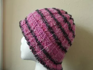 Handgestrickte gemütliche und warme Mütze, gestreift: heiß rosa und schwarz - Bild 1 von 6
