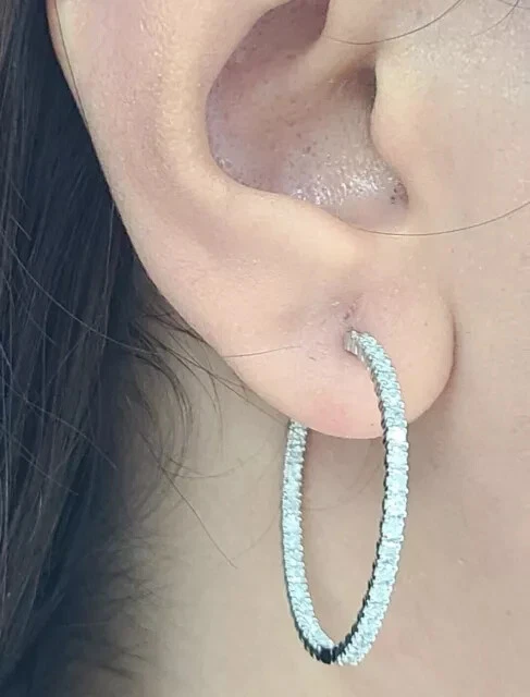 OFERTA! Pendientes de aro redondos de moissanita natural chapados en oro blanco de 10 quilates de 30 mm de 1,90 CTW Foto 1 de 4