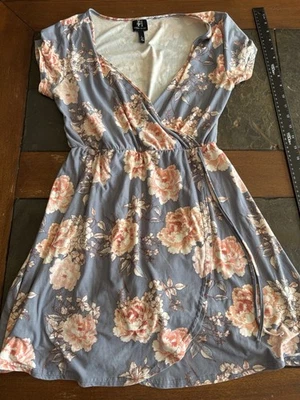 Vestido Derek Corazón Envolvente Floral Estampado Hasta la Rodilla Talla Grande Foto 1 de 4