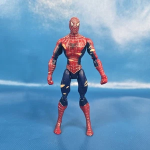 Hasbro Modellino 5" Spider-Man 3 Battle Damage Punching Peter Parker 2006 - Foto 1 di 12