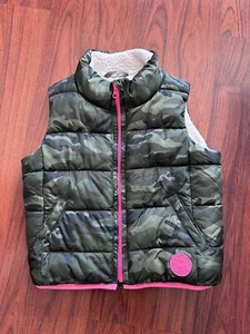 GAP Kids Puffer Vest Full Zip Girls Size S / Small Green Camo Hot Pink Shearling - Picture 1 of 7