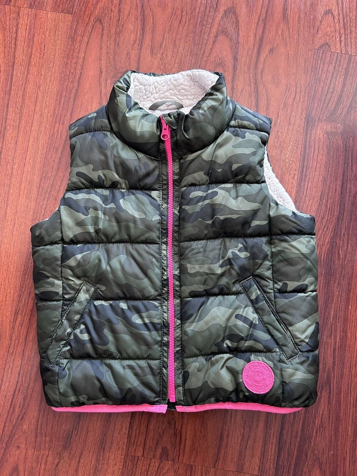 Chaleco acolchado GAP Kids cremallera completa niñas talla S/pequeño verde camuflaje rosa intenso piel de oveja Foto 1 de 4