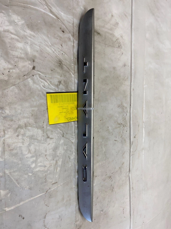 2003 MITSUBISHI GALANT Sedan Rear Trunk Lid Trim Panel Cover Emblem Silver Used Foto 1 de 4