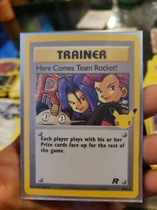Here Comes Team Rocket 15/82 - Carta Pokemon Holo Celebrazioni Classiche Near Mint - Foto 1 di 2