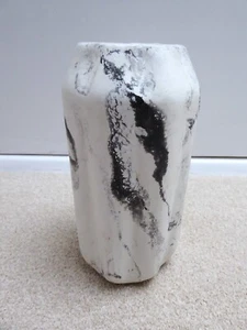 Schöne geriffelte schwarz-weiße luftgetrocknete Vase mit Tonbezug - Made at Home - Bild 1 von 5
