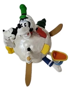 DISNEY GOOFY & DONALD DUCK SKI SCHNEEBALL ORNAMENT WEIHNACHTEN URLAUB DEKO - Bild 1 von 2