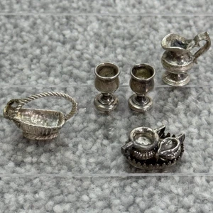 7 Miniatur Puppenhaus Silber Krug Kelche Französisch Weinkorb Sahne Zucker Tablett - Bild 1 von 13