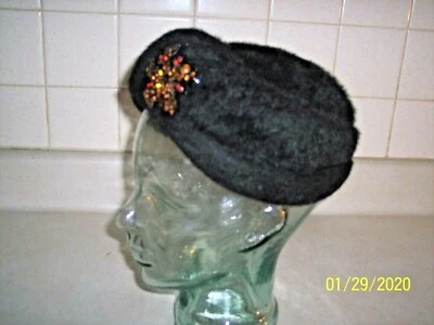 Sombrero estilo turbante de terciopelo negro vintage con broche sello de tinta misterioso 22 1/4" cir. M Foto 1 de 4