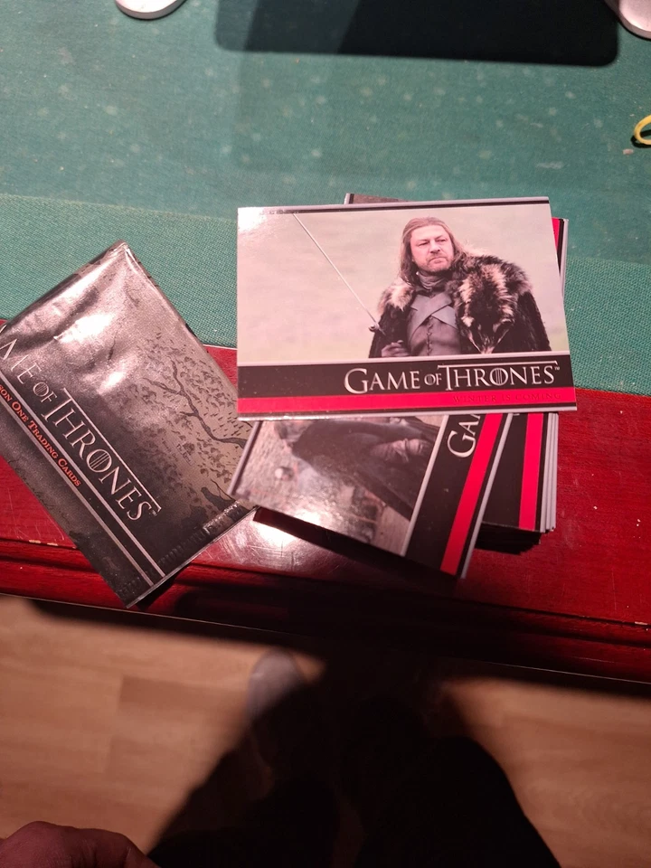 Game of Thrones Temporada 1 CONJUNTO BÁSICO COMPLETO (Estado perfeito) + Pacote Vazio | 72 Cartas | HBO Trad - Imagem 1 de 1