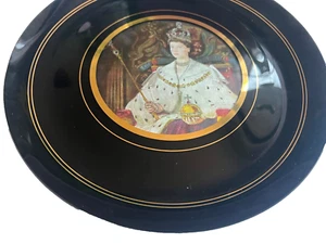 12" Mirrart Wanddekor Glas Teller England Queen Elizabeth II Krönung Kleid - Bild 1 von 8
