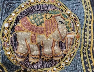 Tapiz bordado KALAGA, Birmania, con elefante sobre tejido ornamentado - Imagen 1 de 8