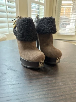 VENTA AL POR MENOR $995 | Botines Fendi Fendista Lana Marrón Gamuza | Talla 40 EU 9.5 US Foto 1 de 4