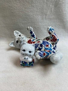 Estatuillas de gato de cerámica hechas a mano de colección con diseño floral (juego de 2) - Imagen 1 de 6