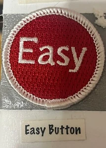 EASY BUTTON TARGET VERDIENSTABZEICHEN PATCH PFADFINDER PATCH LUSTIG SPOOF BS - Bild 1 von 1