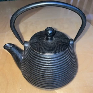 Vintage Japanese Cast Iron Tetsubin Kettle Teapot Black 4 Cups with Strainer - Picture 1 of 5