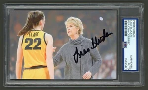 Lisa Bluder Signed Photo (PSA) Iowa Womens Basketball Coach w/ Caitlin Clark - Picture 1 of 2
