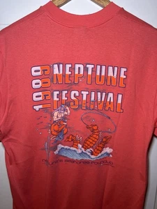 Camiseta de surf vintage años 80 talla L hecha en EE. UU. Coral puntada única Festival de Neptuno - Imagen 1 de 10