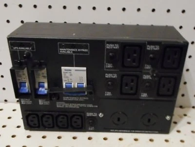 UNIDAD DE DISTRIBUCIÓN DE ENERGÍA DE MONTAJE EN RACK 4 SALIDAS J 4 SALIDAS F INTERRUPTOR(S) NADER PDU Foto 1 de 4