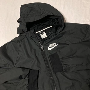 Giacca foderata in rete con cappuccio Nike abbigliamento sportivo ragazzo Windrunner taglia XL - Foto 1 di 10