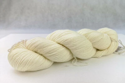 Calcetín blanco crudo digitación peso hilo 85% lana merino 15% seda para tintorero manual Foto 1 de 4