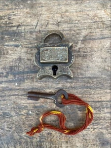Antiguo bloqueo de trabajo de latón artesanal a mano con llave - Imagen 1 de 11