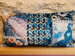Copricuscino oblungo in velluto arancione e blu azteco GP & J Baker Barcelona Kilim - Foto 1 di 12