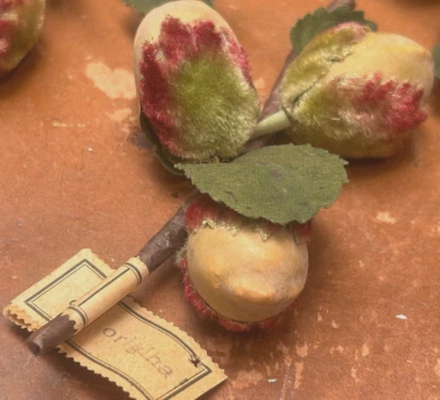 vintage millinery 1940s pods leaves velvet cotton hand wrapped 1 bunch Germany - Image 1 of 4