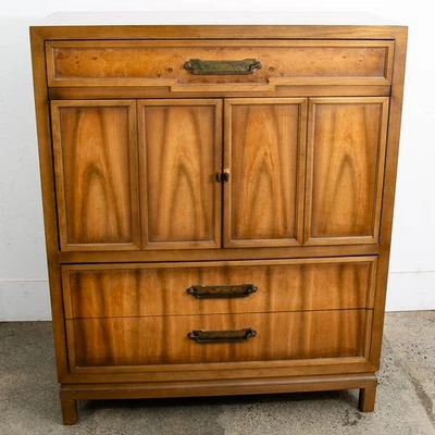 Gabinete de caballero Highboy Unagusta de 5 cajones de nogal claro moderno de mediados de siglo Foto 1 de 4