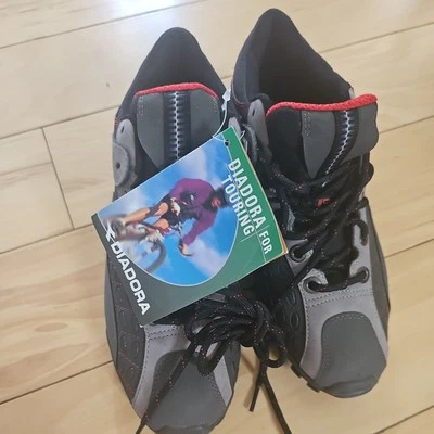 Nuevo con etiquetas Zapato Diadora Leisure Tourer Gris Tostado Rojo Talla 43 (US 9.5) Foto 1 de 4