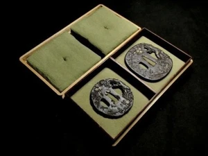 Juego de ramas de ciruela de hierro japonés antiguo japonés japonés con caja - Imagen 1 de 9