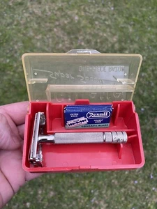 VINTAGE VERY NICE GILLETTE SUPER SPEED RAZOR IN CASE WITH BLADES NO DATE CODE - Picture 1 of 12