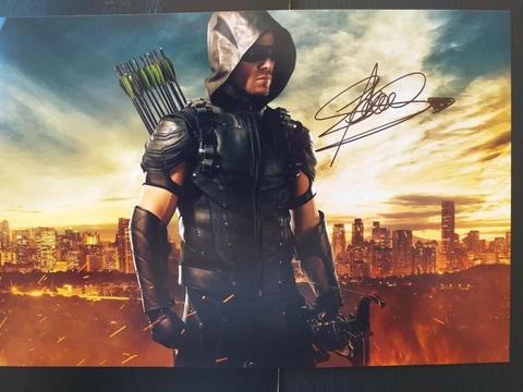 ARROW  star STEPHEN AMELL  Genuine signed 12x8 with coa SUPERB Cover