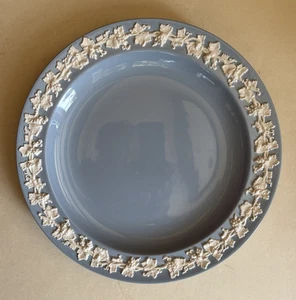 Wedgwood ~ QUEENSWARE GEPRÄGT CREMEFARBEN auf LAVENDEL GLATTER RAND 10" TELLER ~ Exc. - Bild 1 von 3