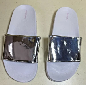 Womens Footbed Slide Sandal Size 7 Xhilaration Misty White Shiny Silver - Picture 1 of 7