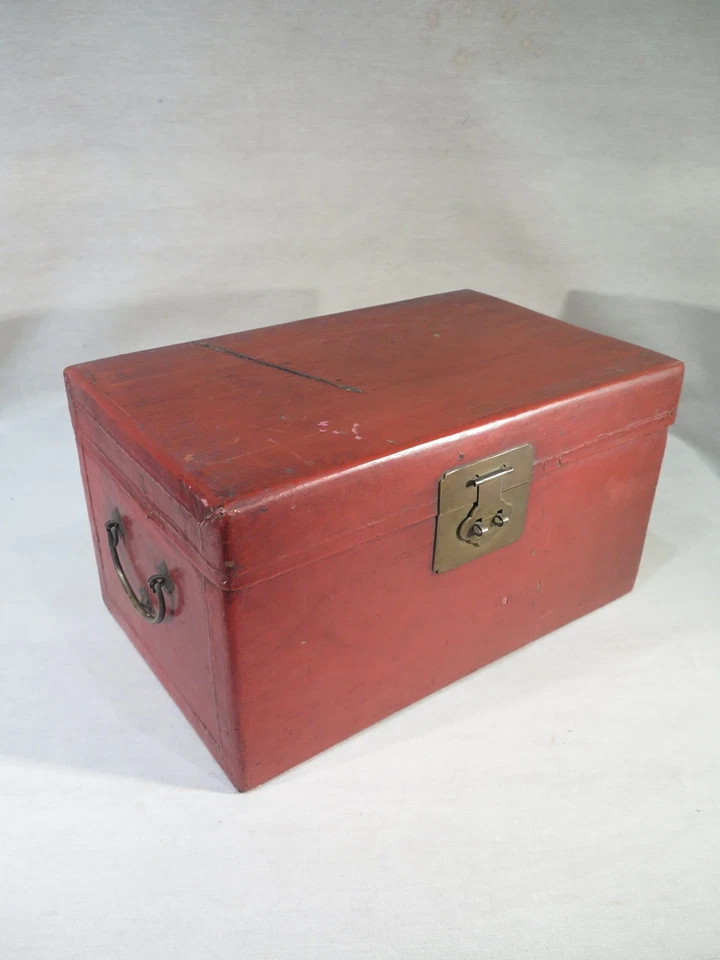 ANCIENNE BOITE COFFRET PETIT COFFRE EN LAQUE ROUGE A MONTURE DE LAITON CHINE  - Photo 1/1