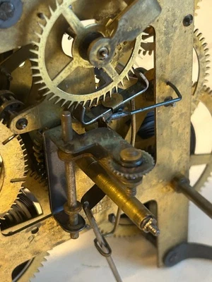 E. INGRAHAM CO. MOVIMIENTO DEL RELOJ, CUERDA DE LLAVE, COMPLETO Y FUNCIONA tiene BELL STRIKE Foto 1 de 4