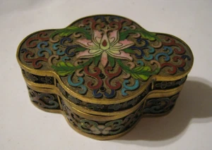 Chinese CLOISONNE Quatrefoil Trinket Box Pink Lotus & Scrollwork 3"x2" Comp $750 - Picture 1 of 11