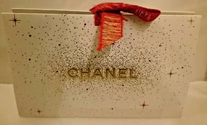 CHANEL SCATOLA GIFT BOX BAG CARTONE BIANCO OPACO ORO + FIOCCO NASTRO ROSSO LOGO - Foto 1 di 3