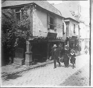 LA GUERCHE DE BRETAGNE c. 1900 - Rue Commerces - Stéréo Verre Positif - A 30 - Picture 1 of 2