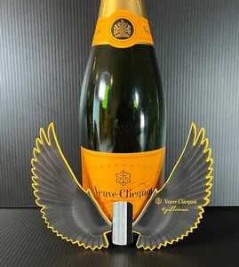 Veuve Clicquot Champagne Yelloween Halloween Botella Alas de Cuervo - (1 pieza) - Nuevo - Imagen 1 de 6