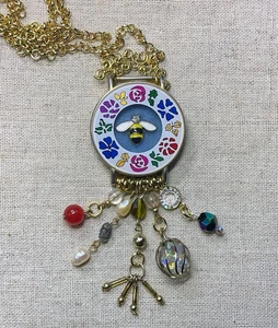 "Piezas en ciclo con collar de abeja, cadena de 32"", tono dorado, abeja sobre terciopelo en estuche de reloj" - Imagen 1 de 5