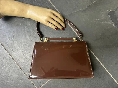 Cartera de mano Kelly vintage de charol marrón de los años 50 con asa superior Foto 1 de 4